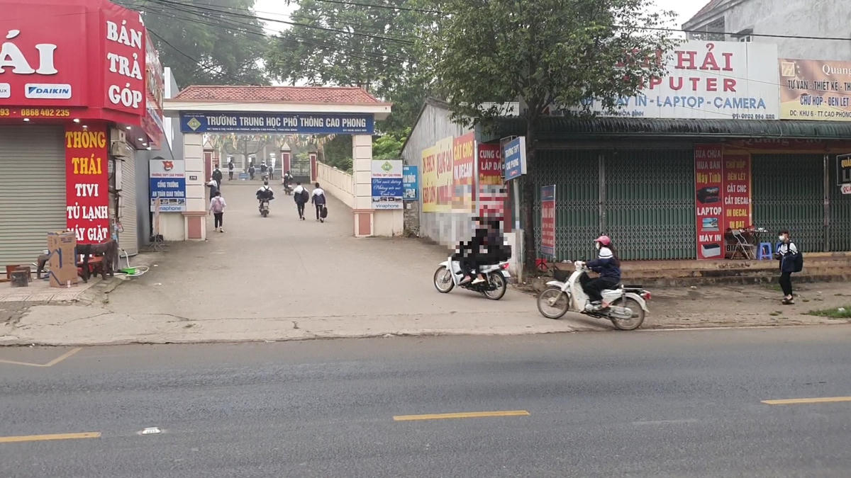 Học sinh Trường THPT Cao Phong cũng không chấp hành việc đội mũ bảo hiểm khi đến trường.