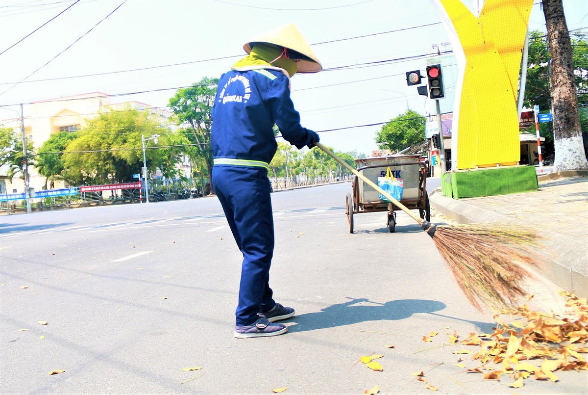 Quảng Nam: Mưu sinh giữa trời nắng nóng 39 độ