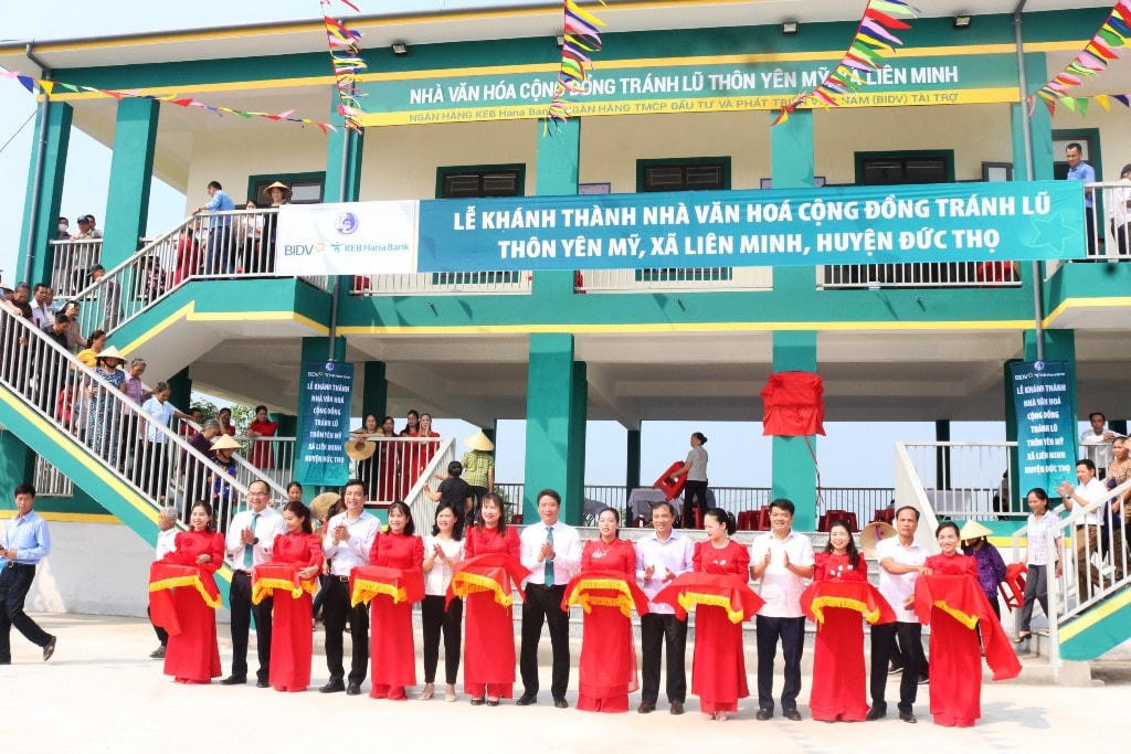Đại biểu cắt băng khánh thành nhà văn hóa cộng đồng tránh lũ thôn Yên Mỹ, xã Liên Minh, huyện Đức Thọ, Hà Tĩnh.