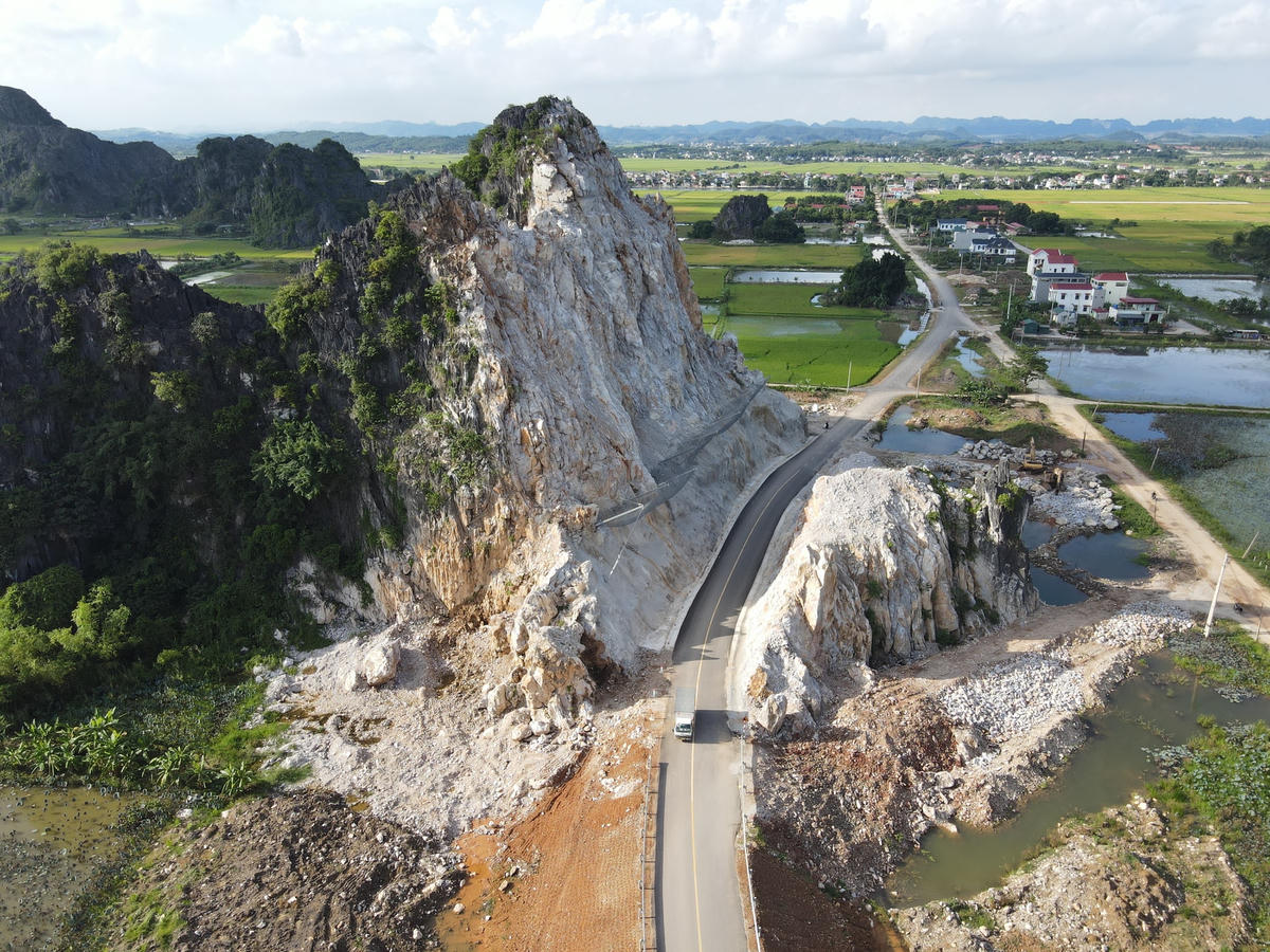 Theo thông tin từ UBND xã Hà Lĩnh (huyện Hà Trung), đơn vị thi công cầu vượt này là Tổng công ty 319 Bộ Quốc Phòng. 