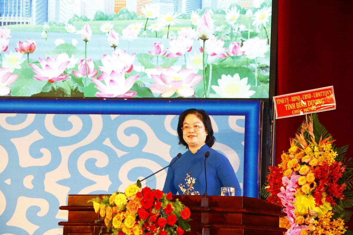 Bà Nguyễn Thị Mỹ Hằng - Chủ tịch Ủy ban MTTQ Việt Nam tỉnh Bình Dương chia sẻ về những hoạt động của hệ thống Mặt trận tỉnh nhà tại Hội nghị.