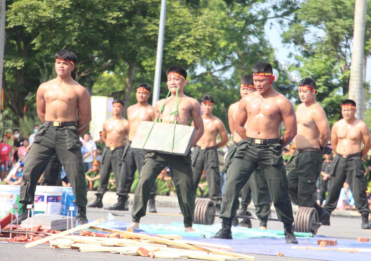 Chiến sĩ mang vật nặng đi qua thủy tinh vỡ.