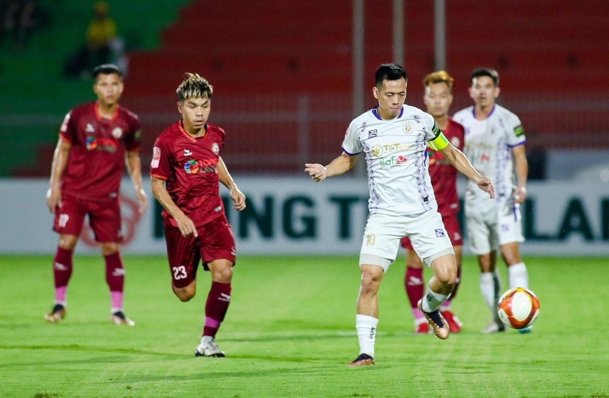 Văn Quyết và Hà Nội FC thua 1-3 trong chuyến làm khách của Bình Định. Ảnh: VPF.