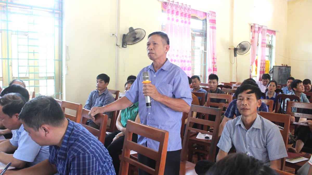 Ông La Văn Cảnh, thôn Bắc Lè, xã Đà Vị, huyện Na Hang phát biểu ý kiến tại Hội nghị