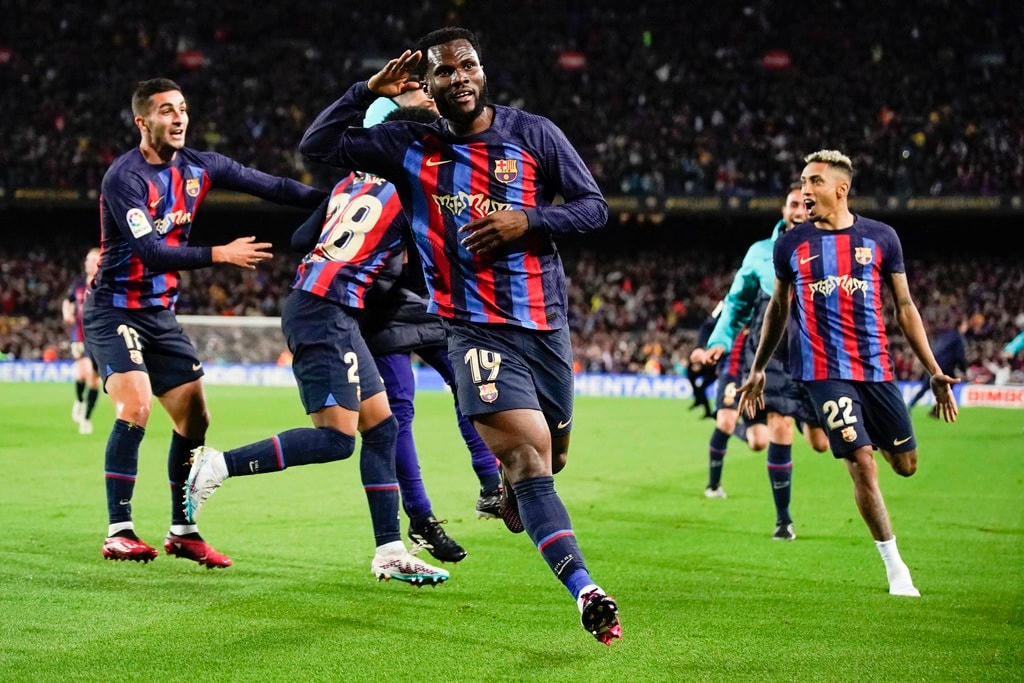 Kessie ấn định chiến thắng 2-1 chung cuộc cho Barcelona (Ảnh: AP).