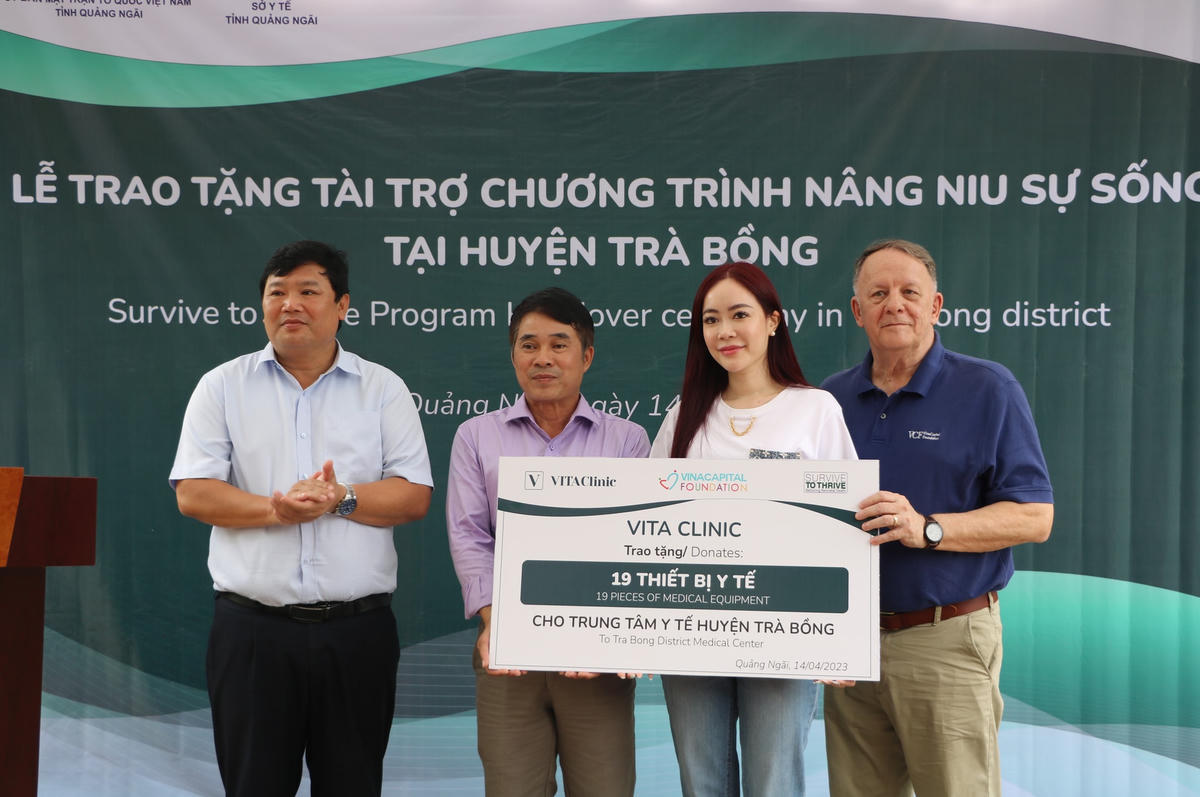 Đại diện Vita Clinic và VinaCapital Foundation trao bảng tượng trưng gói tài trợ.