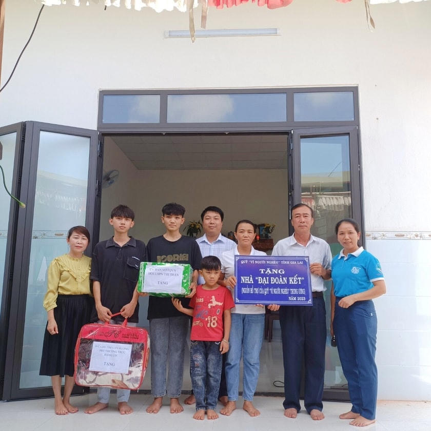 Trao nhà Đại Đoàn Kết cho hộ nghèo.