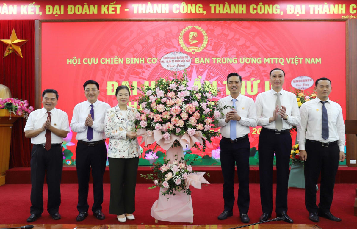 Phó Chủ tịch Trương Thị Ngọc Ánh, Phó Chủ tịch Phùng Khánh Tài tặng hoa chúc mừng Hội Cựu chiến binh Cơ quan UBTƯ MTTQ Việt Nam.