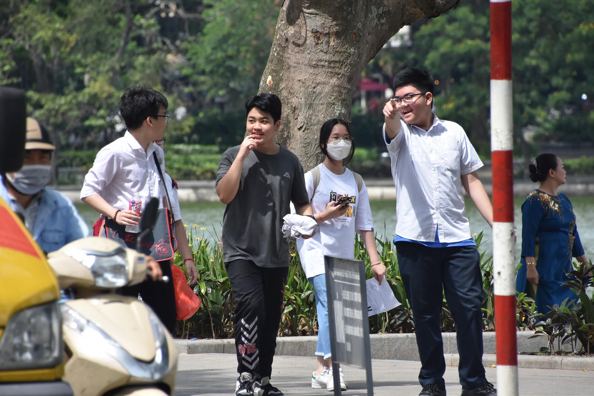 Nhiều người vô tư bỏ khẩu trang nơi công cộng. Ảnh: Hoàng Chiến