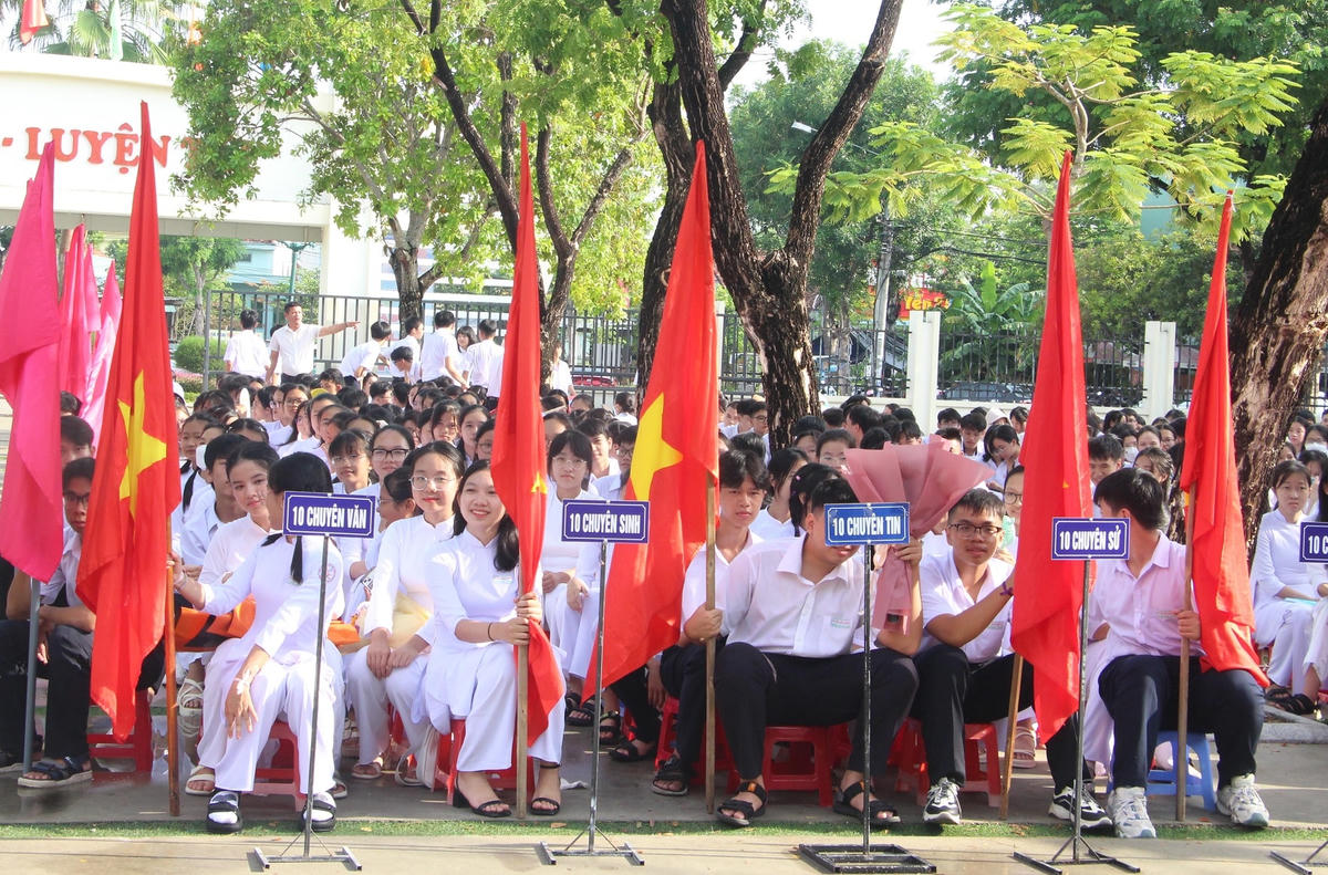 Học sinh Trường THPT chuyên Nguyễn Bỉnh Khiêm dự khai giảng năm học mới.