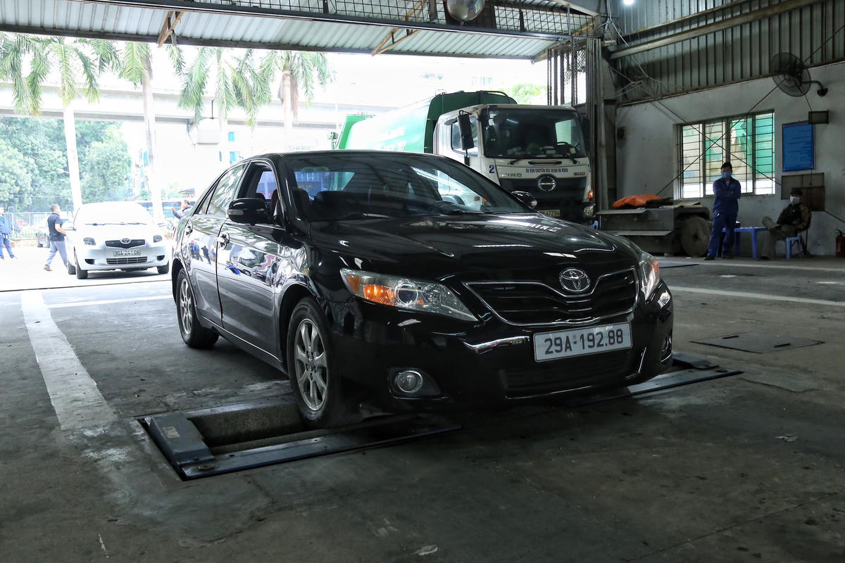 Tại Trung tâm Đăng kiểm xe cơ giới 33-01S (Hà Đông, Hà Nội), Lượng phương tiện đến đăng kiểm cũng khá đông đúc.