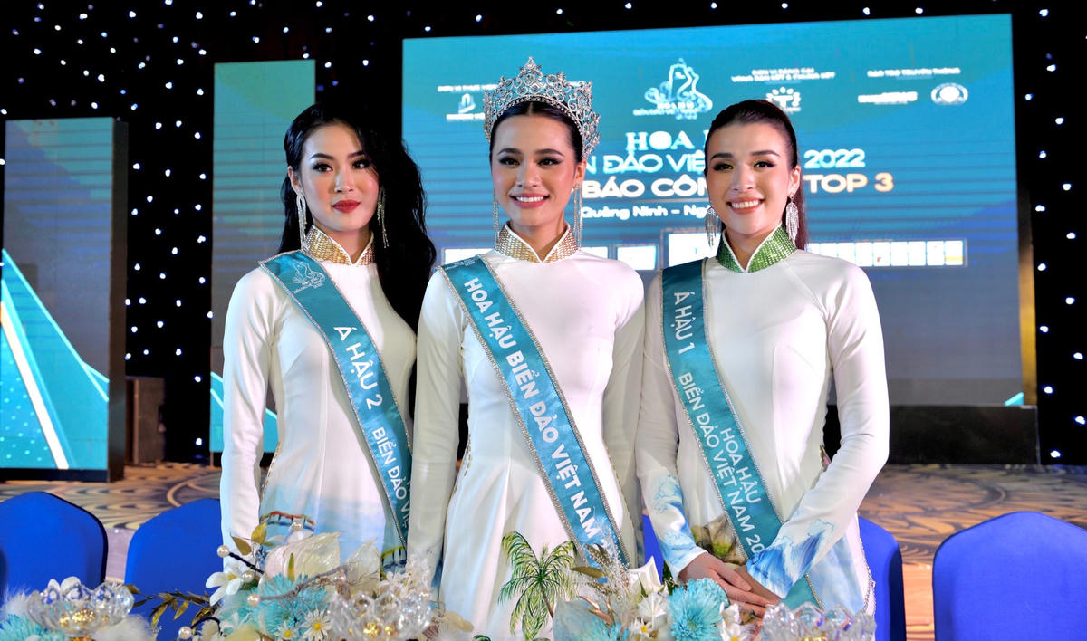 Hoa hậu Biển đảo Việt Nam 2022 Đinh Như Phương cùng Á hậu 1 Hoàng Thùy Anh và Á hậu 2 Nguyễn Thu Hằng tại buổi họp báo ngay sau đêm chung kết.