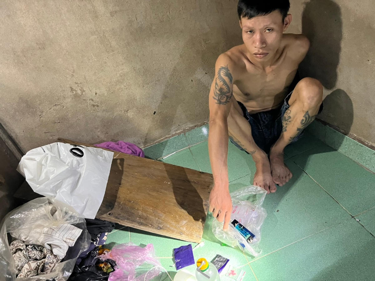 Đối tượng Võ Văn Ben cùng tang vật vụ án.