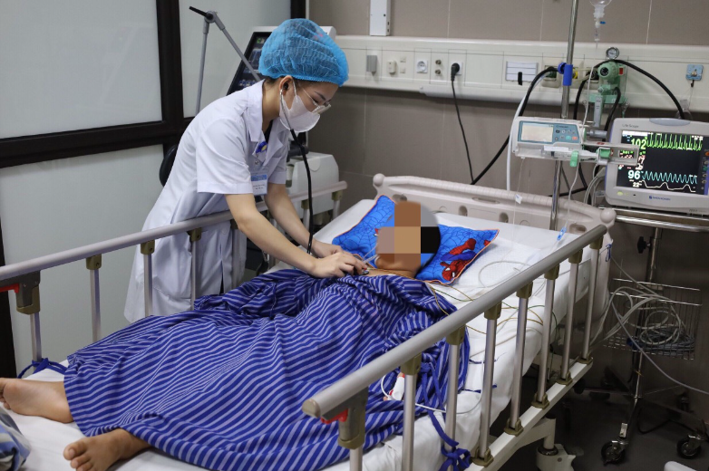 Hiện tại bệnh nhi đang trong tình trạng nguy kịch. Ảnh: Bệnh viện Đa khoa tỉnh Lạng Sơn.