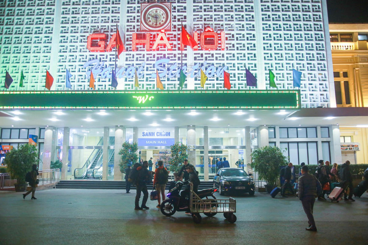 Tàu SE1 Hà Nội- TP.HCM khởi hành từ ga Hà Nội lúc 10h20 là chuyến cuối cùng trong đêm giao thừa.