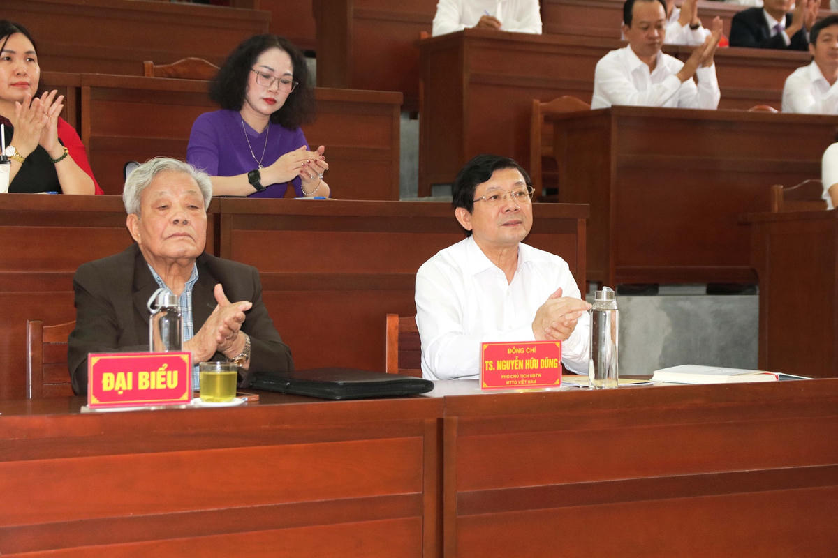 Phó Chủ tịch UBTƯ MTTQ Việt Nam Nguyễn Hữu Dũng cùng các đại biểu tham dự Lễ khai giảng.