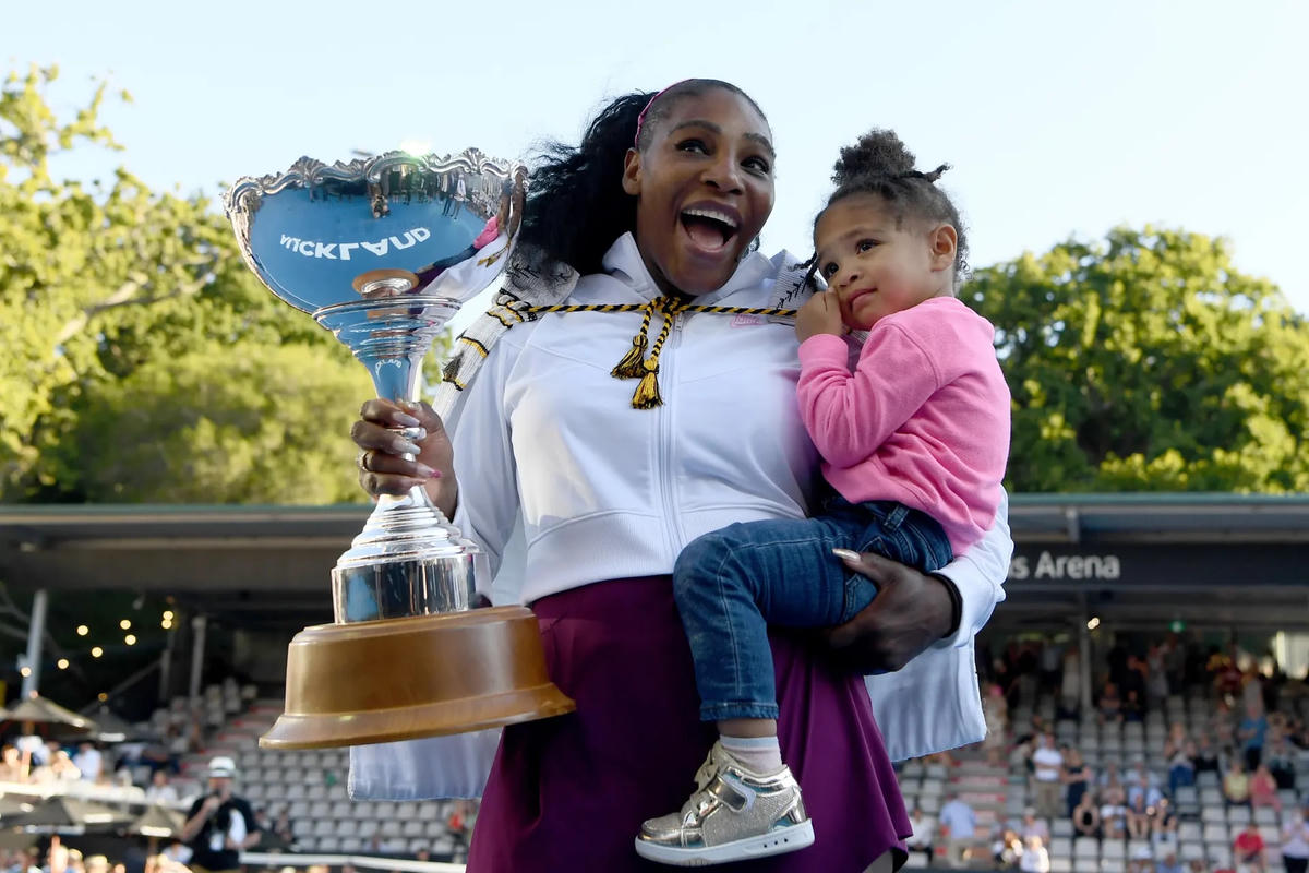Williams ăn mừng với con gái Alexis Olympia sau khi giành chiến thắng trong trận chung kết ASB tại New Zealand vào năm 2020. Ảnh: The Guardian