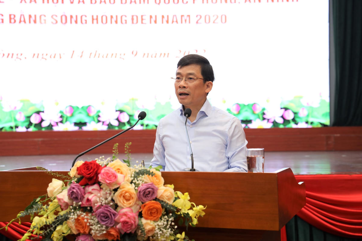 Phó ban Kinh tế Trung ương Nguyễn Duy Hưng đọc báo cáo tóm tắt kết quả thực hiện Nghị quyết 54-NQ/TW.