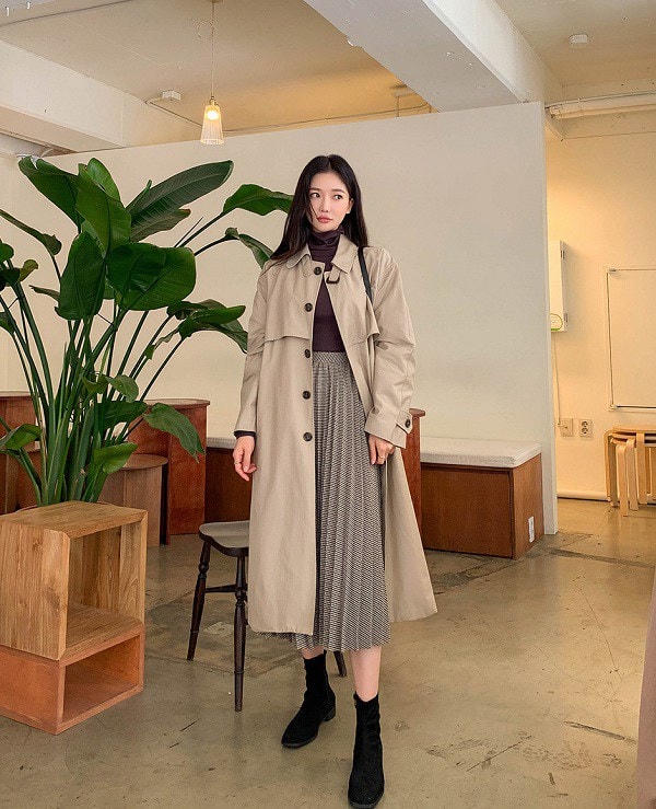 Áo trench coat cũng là mảnh ghép hoàn hảo đối với chân váy xếp ly.