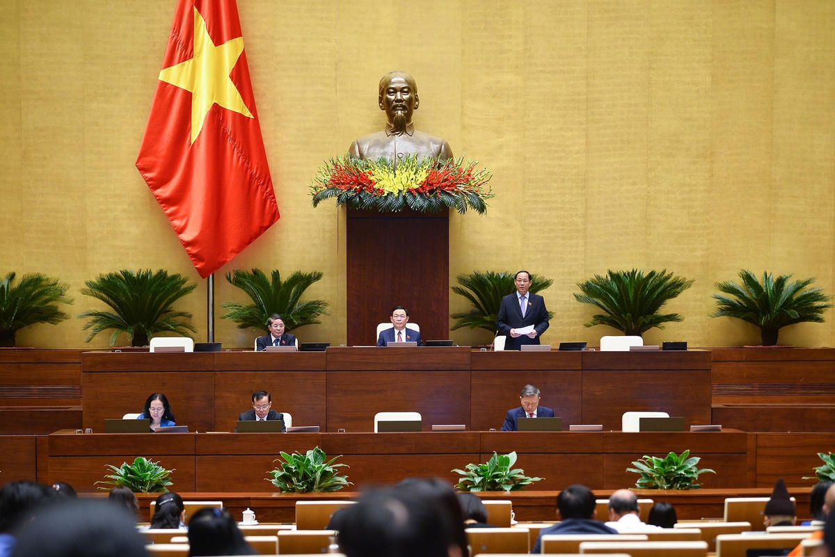 Sáng 7/11, Quốc hội thảo luận tại hội trường dự thảo Nghị quyết về “Thí điểm cấp quyền lựa chọn sử dụng biển số ô tô thông qua đấu giá”. Ảnh: Quang Vinh.