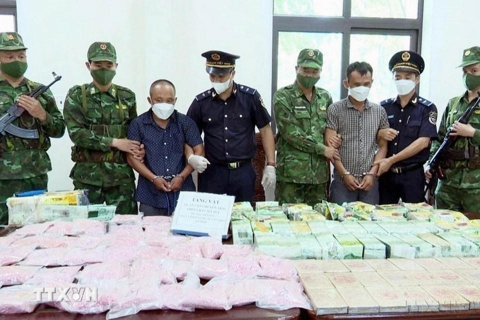 Lực lượng Bộ đội Biên phòng Hà Tĩnh phối hợp cùng các cơ quan chức năng bắt giữ 2 đối tượng quốc tịch Lào, vận chuyển trái phép hơn 70kg ma túy từ Lào qua Cửa khẩu quốc tế Cầu Treo. (Ảnh:TTXVN phát)