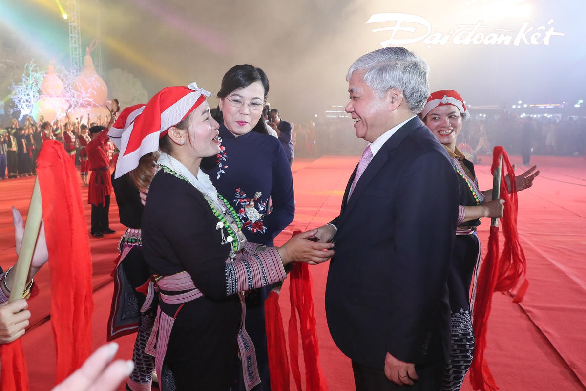Bí thư Trung ương Đảng, Chủ tịch Ủy ban Trung ương MTTQ Việt Nam Đỗ Văn Chiến trò chuyện cùng bà con đồng bào dân tộc Dao.