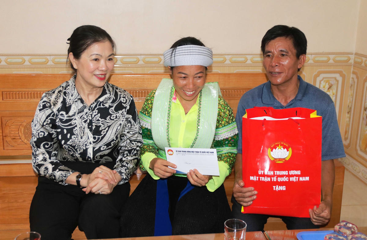 Phó Chủ tịch Trương Thị Ngọc Ánh tặng quà hộ gia đình có thành tích tiêu biểu trong thực hiện phong trào toàn dân bảo vệ ANTQ tại xã Yên Lâm.