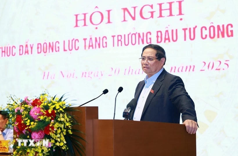Thủ tướng Phạm Minh Chính phát biểu khai mạc Hội nghị thúc đẩy động lực tăng trưởng đầu tư công năm 2025. (Ảnh: Dương Giang/TTXVN)