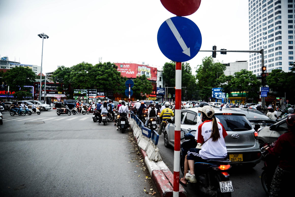 Ở đoạn đường nối giữa Đê La thành và Nguyên Hồng, vào giờ cao điểm, số lượng người tham gia giao thông tăng. Hiện tượng đi ngược chiều lại được thể hiện bằng cách lấn chiếm làn đường. Theo chia sẻ của người dân ở đây, vì tuyến đường này nằm gần các trường đại học, cũng như công ty lớn nên việc ách tắc gần như xảy ra hằng ngày. Để có thể đi nhanh, việc chen chúc lấn làn là không thể tránh khỏi.