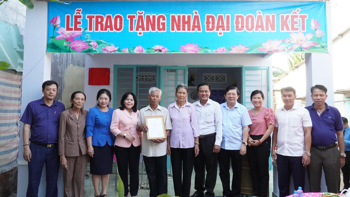 Phó Chủ tịch Nguyễn Hữu Dũng trao nhà tới các hộ gia đình.