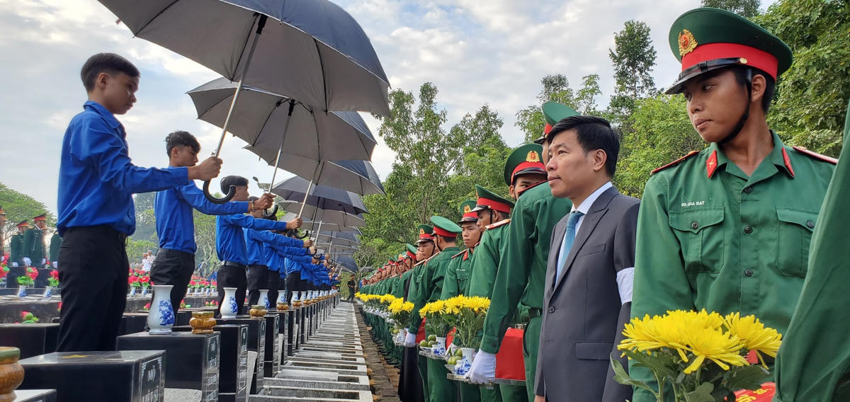 Buổi lễ truy điệu, an táng hài cốt 44 liệt sĩ về nơi an nghỉ cuối cùng tại Nghĩa trang liệt sĩ tỉnh Bình Phước diễn ra trang trọng, xúc động.