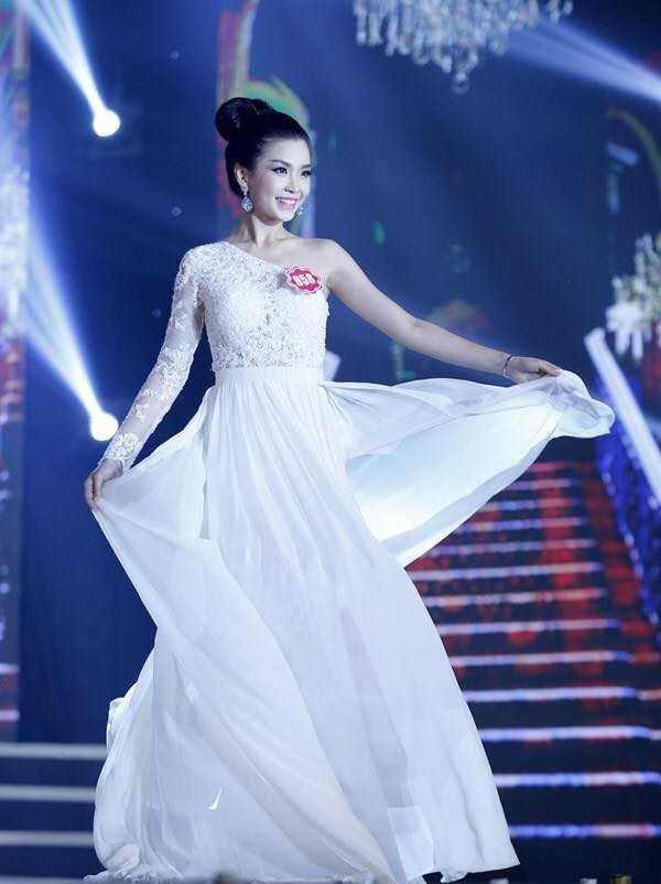 Á hậu 2 Hoa hậu Việt Nam 2014 Diễm Trang cũng là một trong những nàng Hậu có chiều cao khiêm tốn.