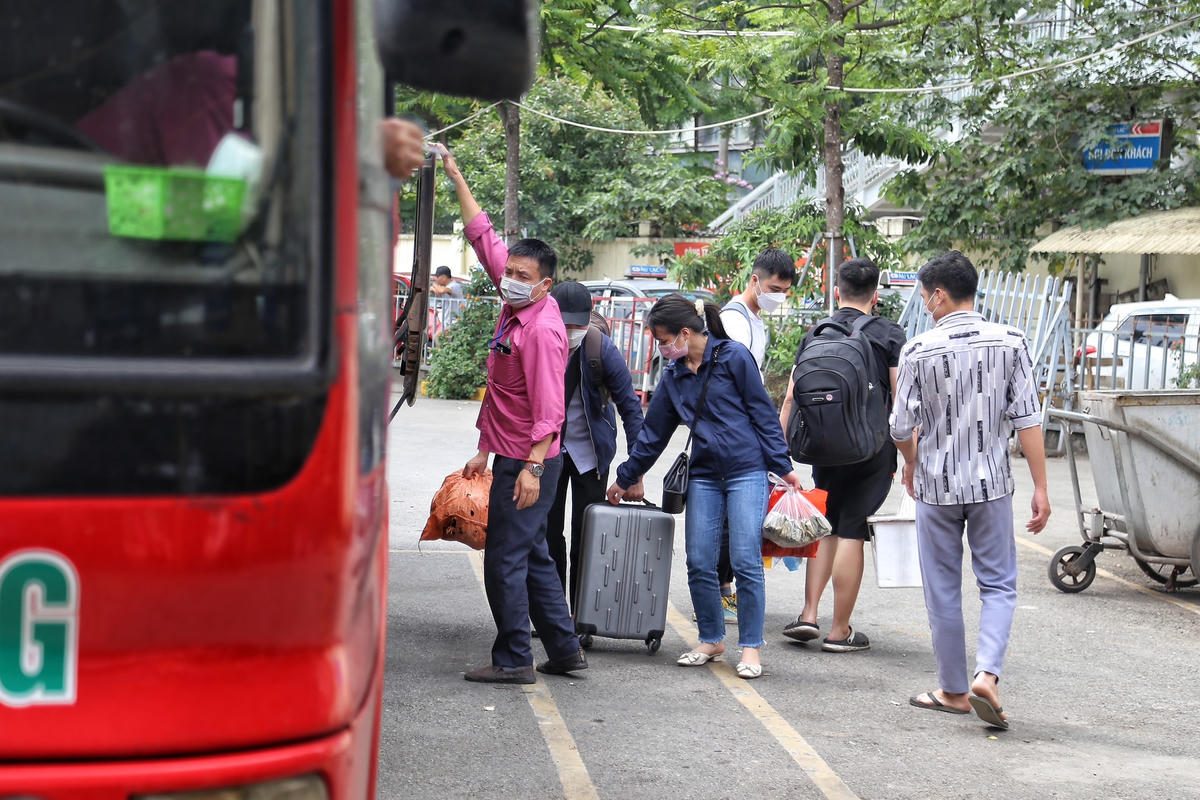 1h30 chiều ngày 3/5, các chuyến xe khách chật kín liên tục đổ về Bến xe Mỹ Đình.