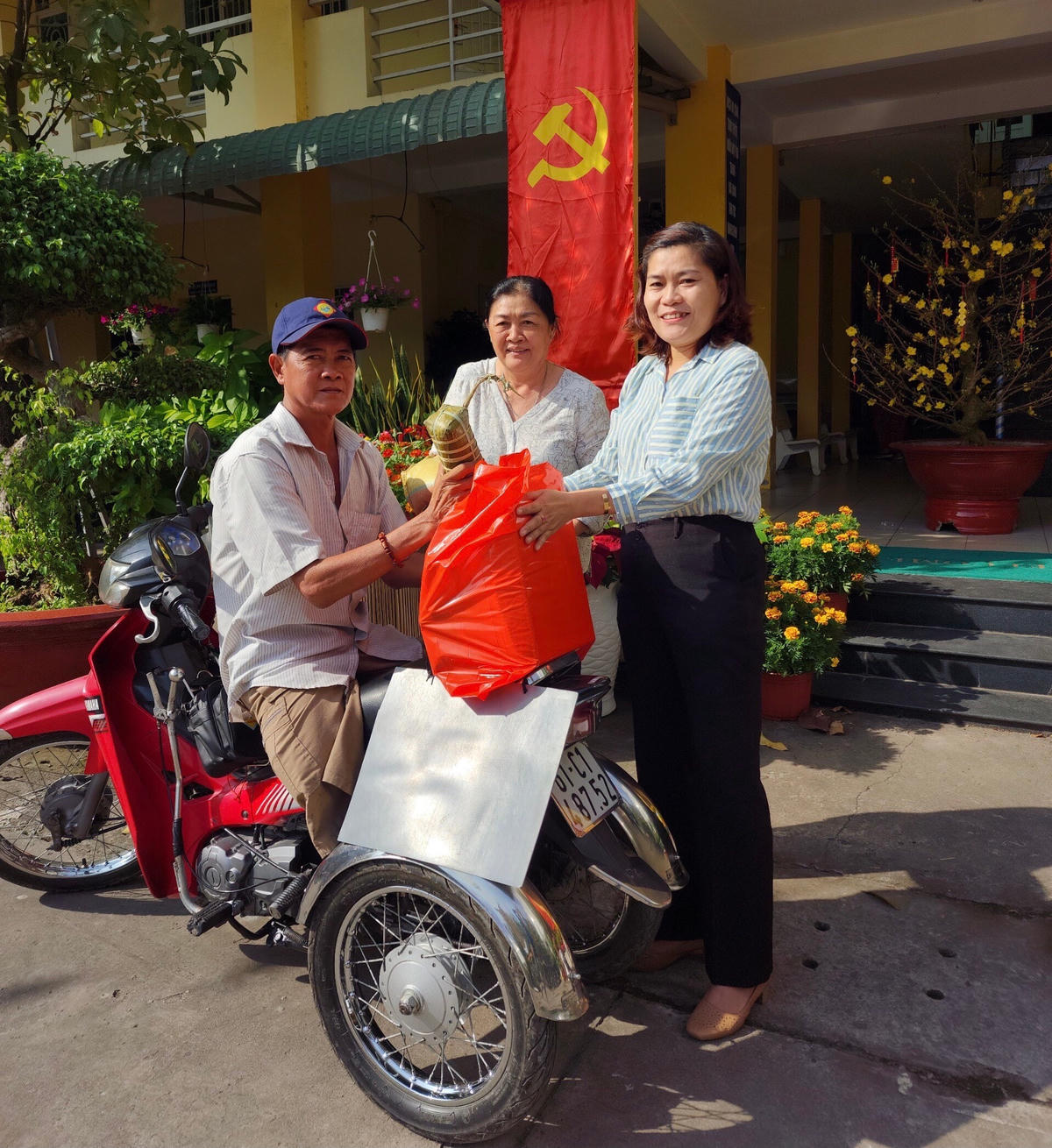 Mặt trận phường Vĩnh Phú phối hợp với Chi hội kiều bào trao quà hỗ trợ người nghèo.