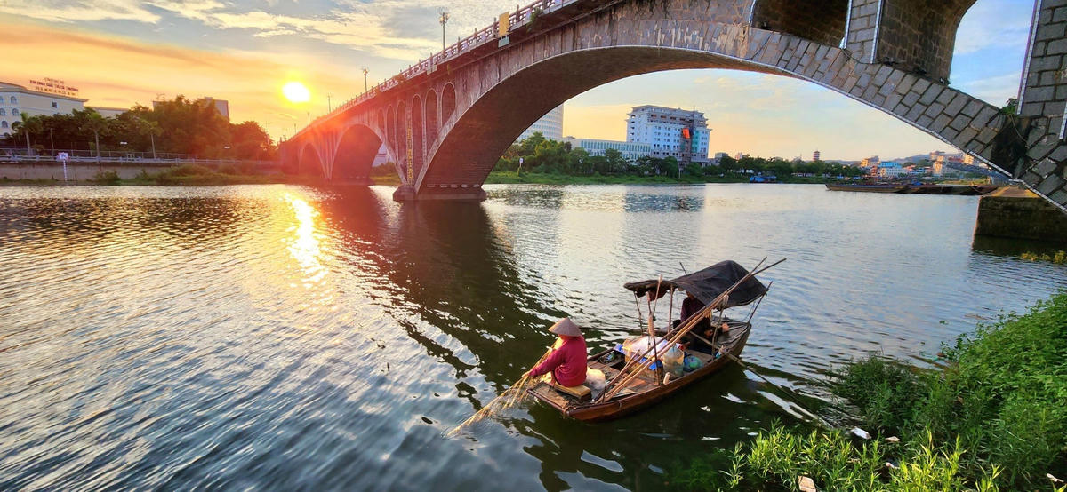Trở về trung tâm TP Móng Cái, ngoài mua sắm ở các khu chợ cửa khẩu và trung tâm thương mại, du khách có thể tản bộ dọc sông Ka Long để ngắm khung cảnh hoàng hôn nơi biên giới.