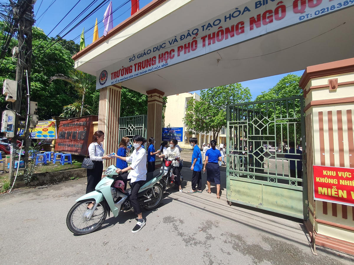 Các bạn đoàn viên tình nguyện tích cực đưa nước, quạt nhựa cho các thí sinh để đảm bảo sức khoẻ dưới thời tiết nắng nóng.