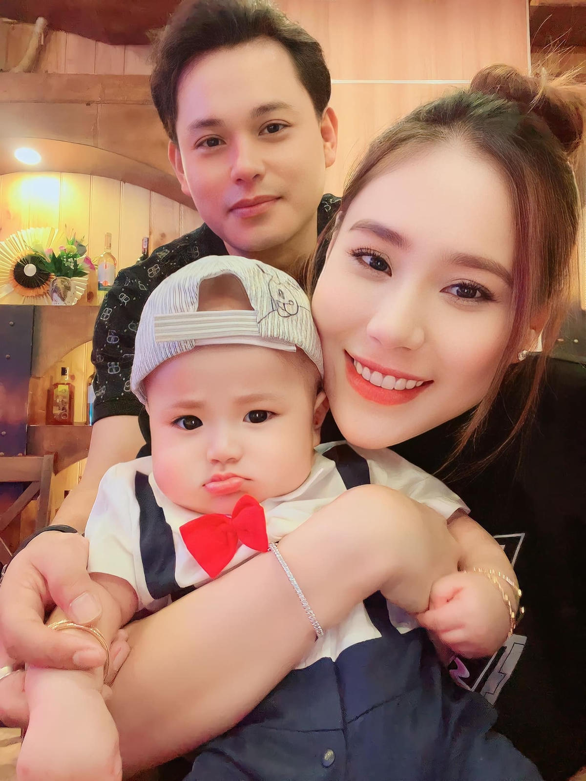 Bích Trâm hạnh phúc bên những người thân.