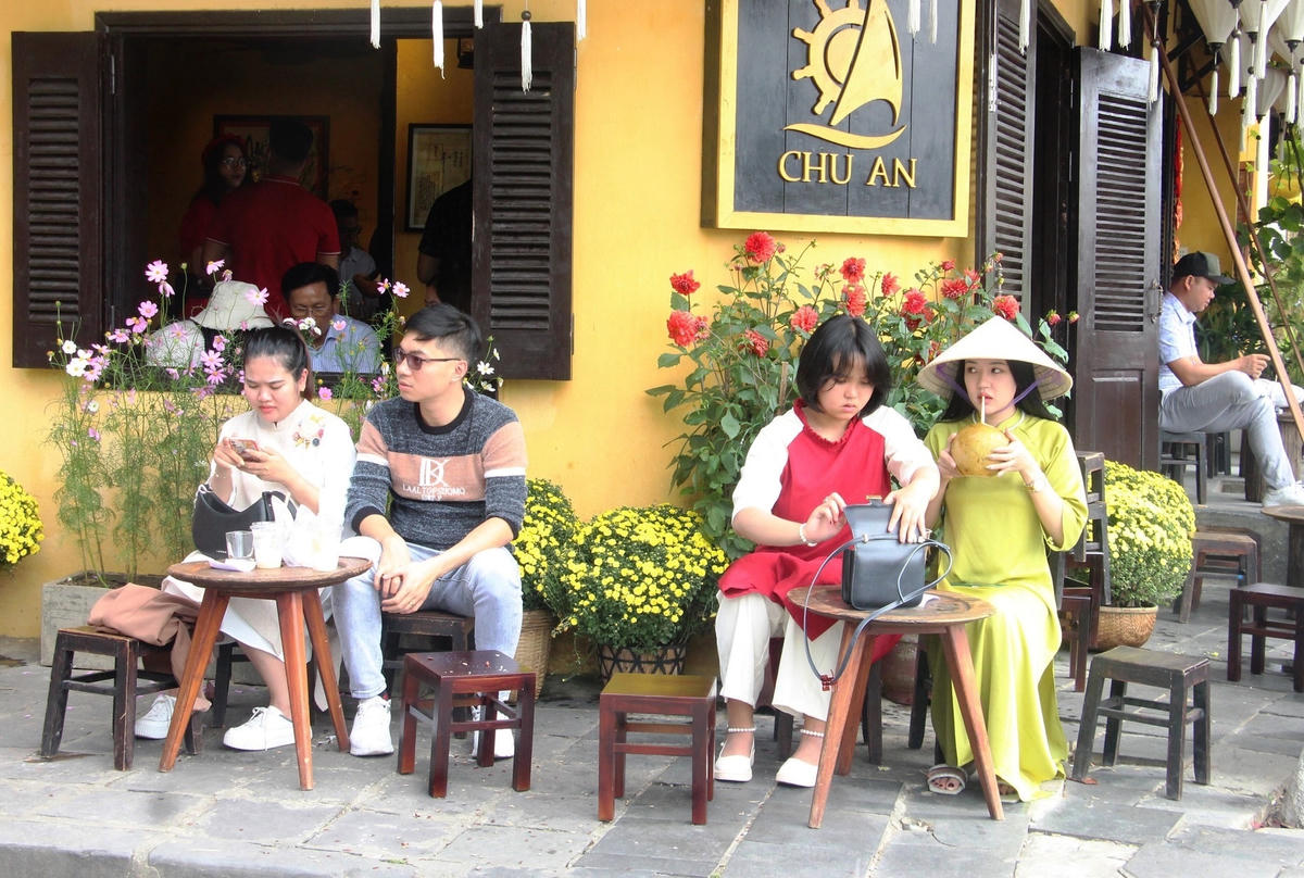 Du khách tham quan phố cổ Hội An.