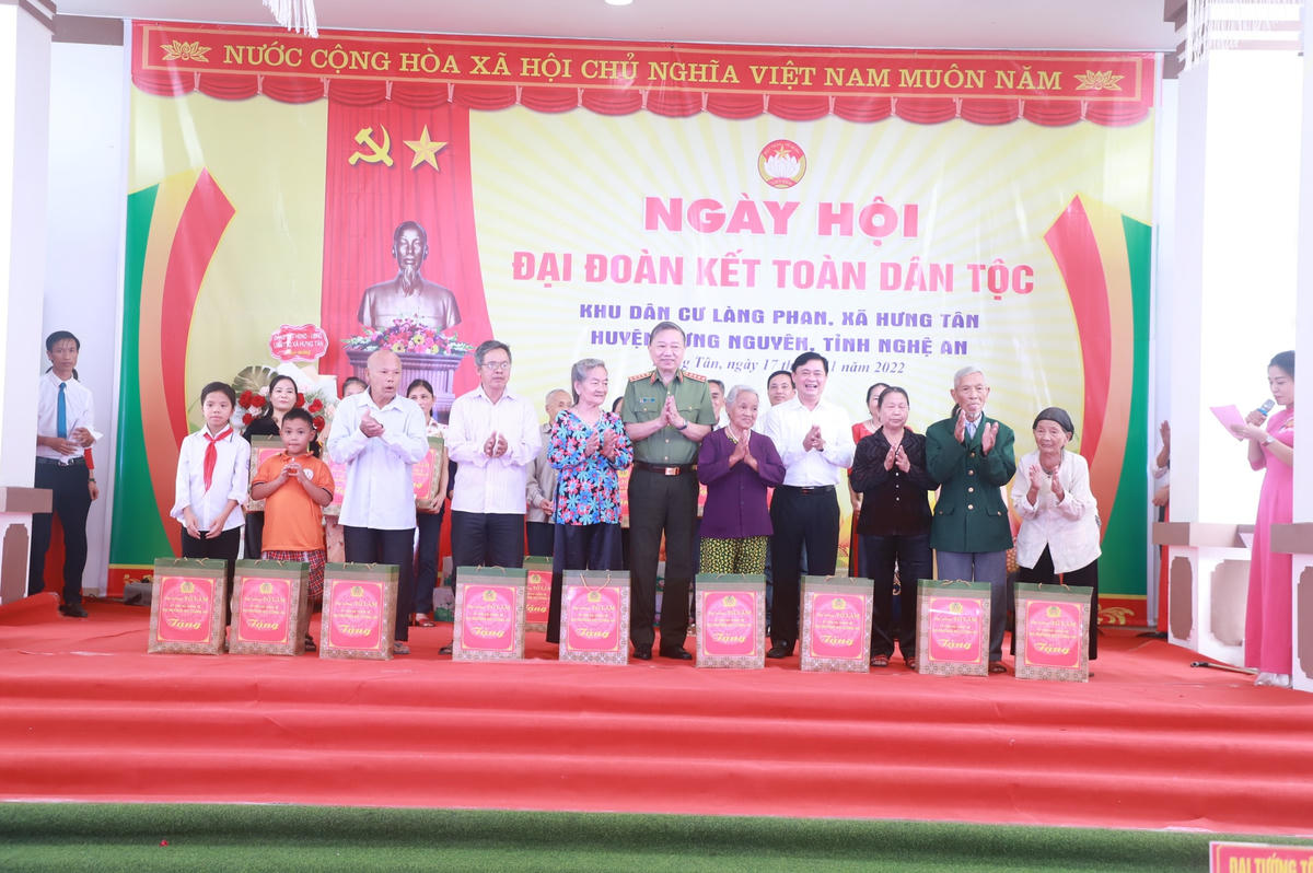 Đại tướng Tô Lâm trao quà cho người nghèo xã Hưng Tân.