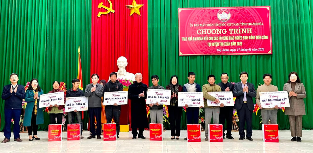 Bà Phạm Thị Thanh Thủy, Chủ tịch UBMTTQ, Trưởng Ban Dân vận tỉnh Thanh Hóa; Linh mục Trần Xuân Mạnh, Phó Chủ tịch không chuyên trách UBTƯ MTTQ Việt Nam, Chủ tịch Ủy ban Đoàn kết Công giáo Việt Nam, Chủ tịch Ủy ban đoàn kết Công giáo tỉnh Thanh Hóa; Linh mục Nguyễn Văn Thường, Giám đốc Uỷ ban Bác ái Caritas Giáo phận Thanh Hóa; lãnh đạo huyện Thọ Xuân trao nhà cho đồng bào sinh sống trên sông tại buổi lễ.