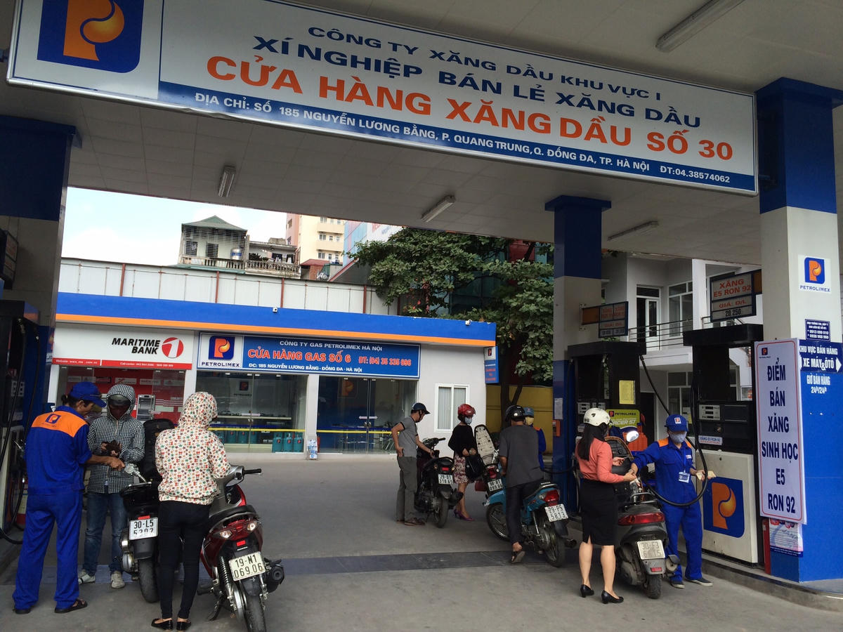Các cây xăng tại Hà Nội đã không còn cảnh “rồng rắn” người mua.