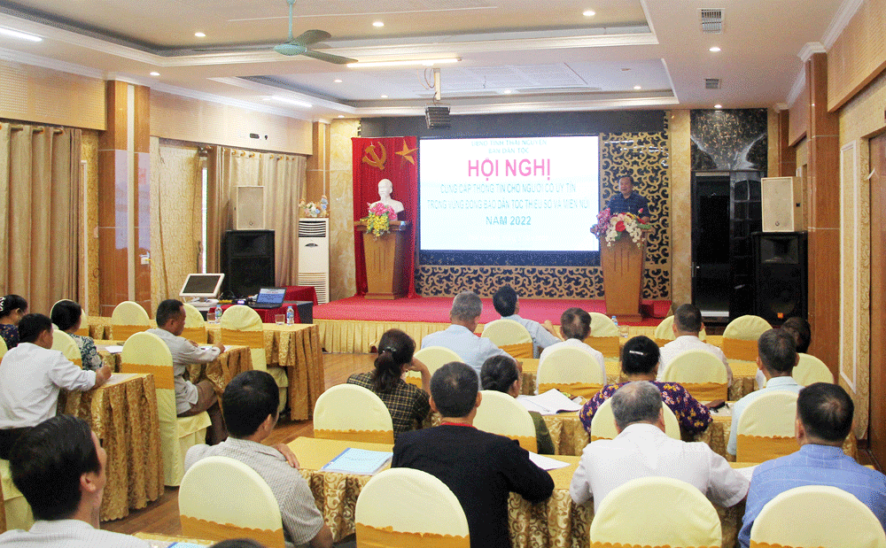 Ông Hoàng Anh Trung, Bí thư Đảng ủy Khối các cơ quan tỉnh cung cấp thông tin tại Hội nghị.