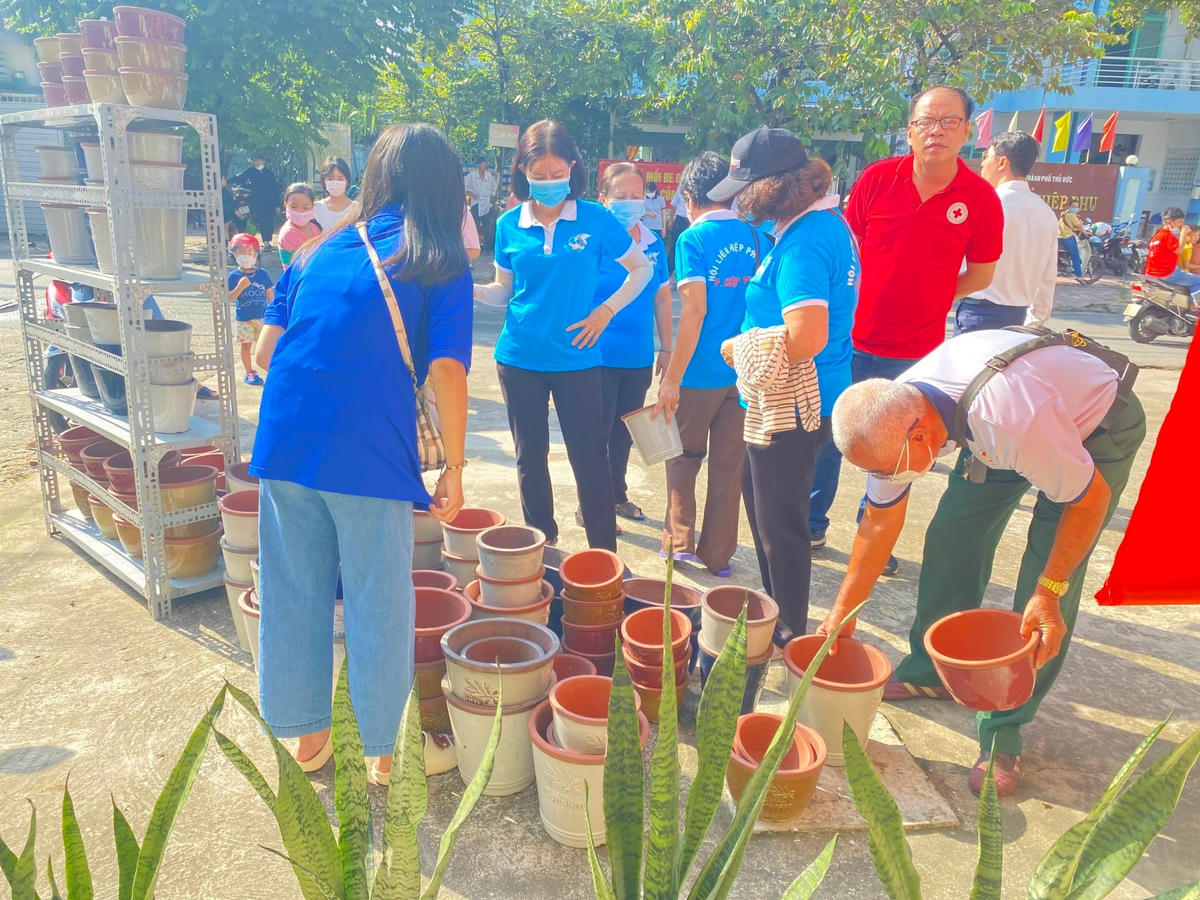 Mỗi người dân thu gom, phân loại rác đều được tặng lại cây xanh hoặc nhu yếu phẩm để "động viên" hành động đẹp (Ảnh: Thanh Bình).