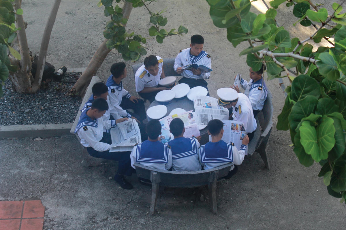 Đọc báo dưới tán xanh ở đảo Trường Sa.  