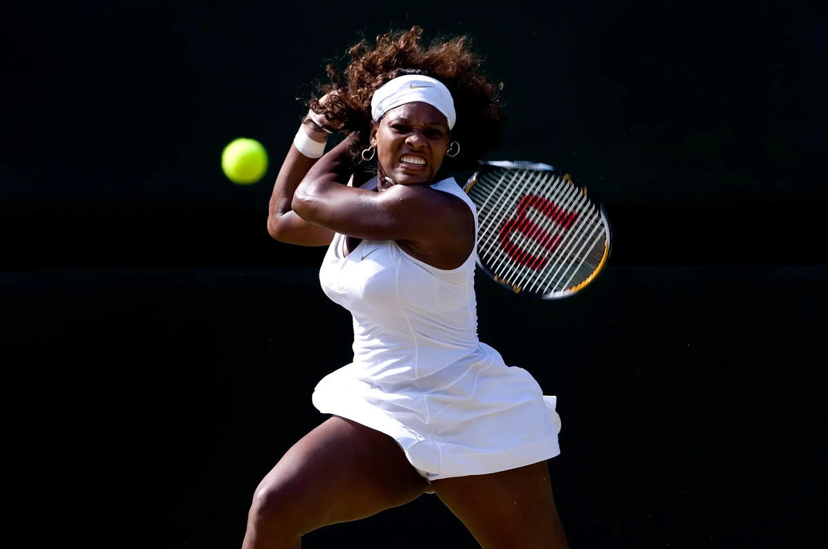 Williams đấu với Victoria Azarenka tại Wimbledon Centre Court năm 2009. Ảnh: The Guardian