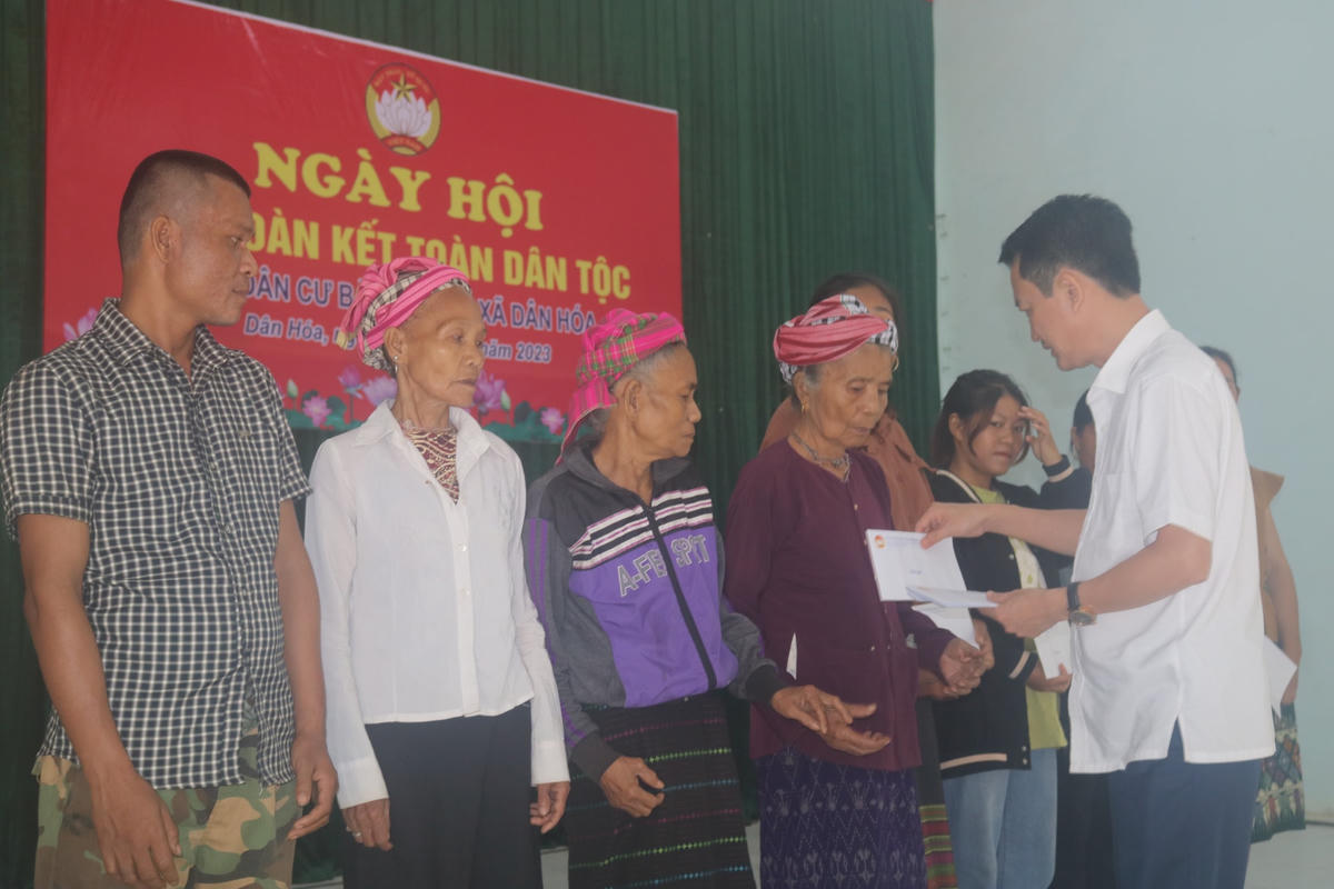 Tặng quà cho các hộ nghèo đồng bào DTTS trên địa bàn bản Y Leng.