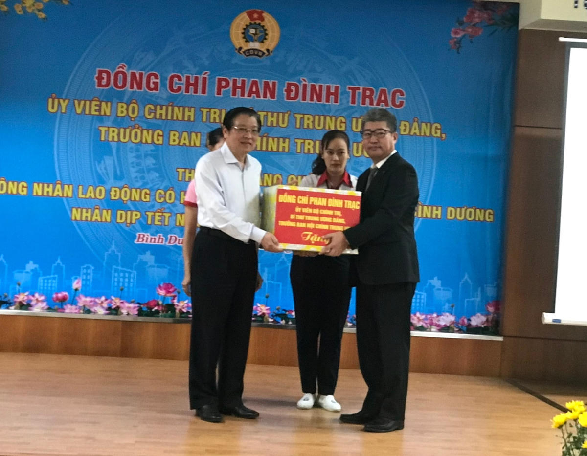 Trưởng Ban Nội chính Trung ương trao quà Tết đến lãnh đạo Công ty.