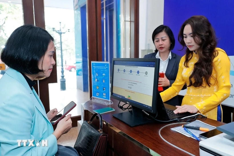 Người dân Hà Nội thực hiện dịch vụ công trực tuyến tại thành phố Hà Nội. (Ảnh: Minh Quyết/TTXVN)