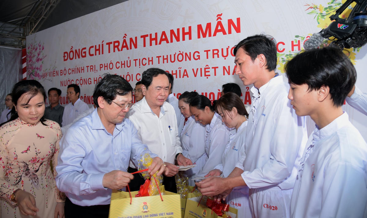 Phó Chủ tịch Ủy ban Trung ương mặt trận Tổ quốc Việt Nam Nguyễn Hữu Dũng tặng quà cho công nhân Công ty cổ phần Chế biến xuất khẩu Tôm Việt, xã Vĩnh Trạch, TP Bạc Liêu.