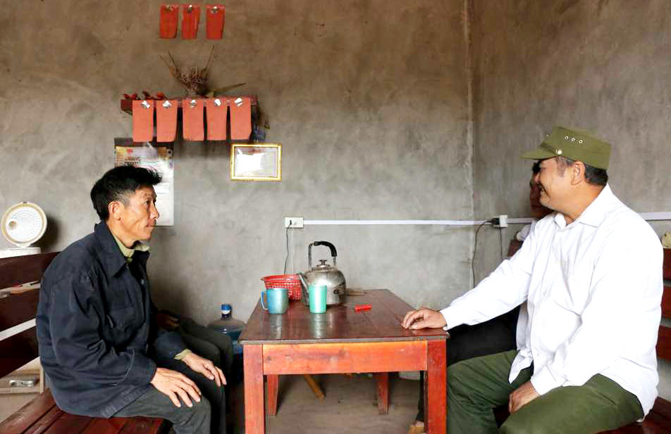 Ông Lý Tắc Mềnh (bên phải) thăm hỏi, nắm bắt tâm tư của người dân tại thôn Đài Van (xã Đài Xuyên, huyện Vân Đồn, tỉnh Quảng Ninh).